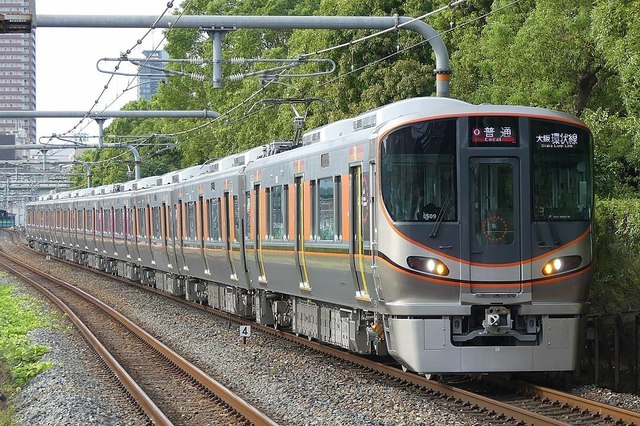 1080px-323系電車(大阪城公園駅).jpg